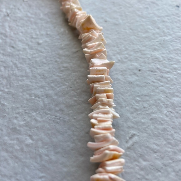 Hawaiian Shell Necklace - Picture 4 of 4